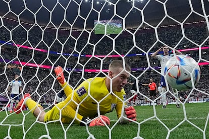 Jordan Pickford batido por Oliver Giroud tras un cabezazo del delantero francés.
