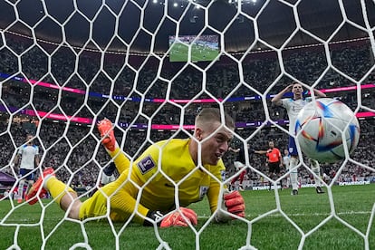  Jordan Pickford batido por Oliver Giroud tras un cabezazo del delantero francés. 