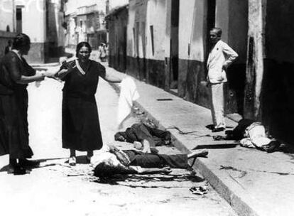 Una mujer llora ante los cadáveres de sus familiares en una calle de Sevilla, ocupada por las tropas de Franco tres días después de estallar el golpe.