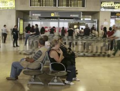 Varias personas esperan en una de las salas del aeropuerto Tenerife-Norte. EFE/Archivo