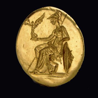 Anillo de oro con la imagen de Atenea victoriosa procedente de la antigua Grecia (siglo IV antes de Cristo).