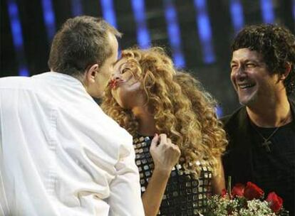 Miguel Bosé y Paulina Rubio se besan ante Alejandro Sanz.