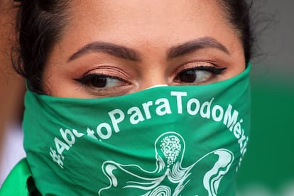 Mujer porta un pañuelo a favor de la despenalización del aborto en México