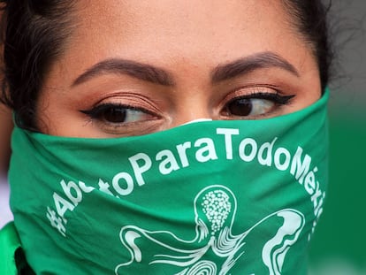 Una mujer porta un pañuelo a favor de la despenalización del aborto en México.