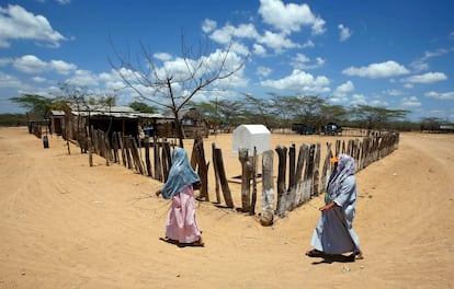 Mujeres wayúu caminan en la comunidad de Albania, en La Guajira