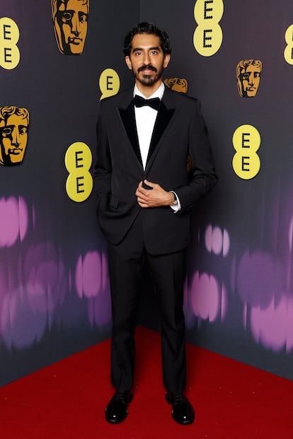 Dev Patel fue otro de los invitados que no quiso salirse del guion masculino para una alfombra roja: esmoquin tradicional y pajarita.