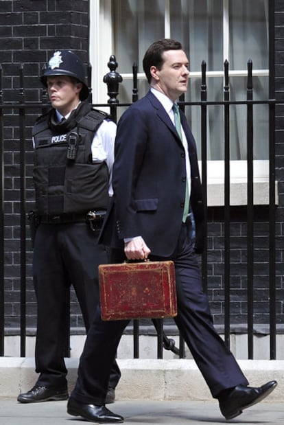 El ministro Osborne camina por Downing Street (Londres).