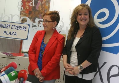La directora de Etxepare, Aizpea Goenaga (derecha), junto a la directora de Promoción y Difusión del Euskera del Instituto, María José Olaziregi.