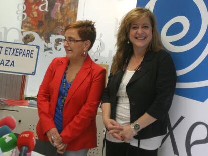 La directora de Etxepare, Aizpea Goenaga (derecha), junto a la directora de Promoción y Difusión del Euskera del Instituto, María José Olaziregi.