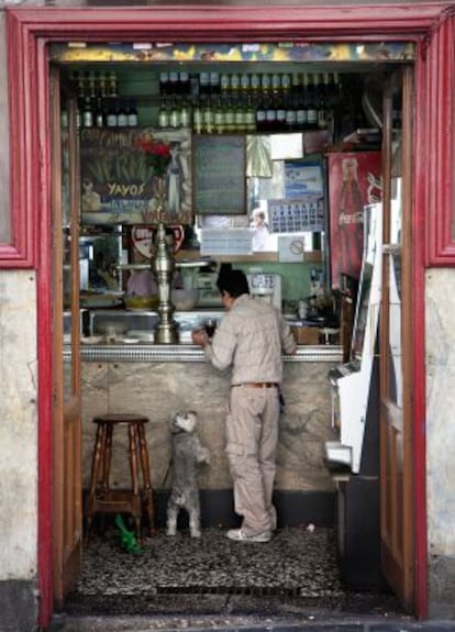 Un cliente en la bodega Casa Camacho