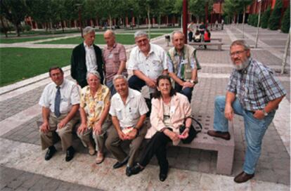 Directivos de la Federación de Curas Casados. En el centro, sentados, Julio Pinillos y Clelia Luro (derecha).