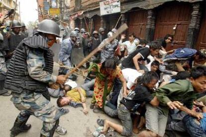 La policía de Nepal carga contra manifestantes en las proximidades del palacio real de Katmandú.