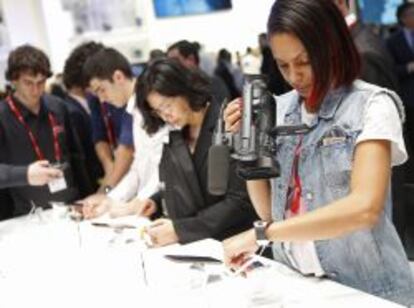 Visitantes en el stand de Samsung en el Mobile World Congress de Barcelona