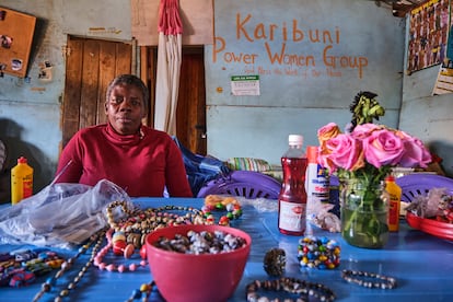 Rosemary forma parte del Karibuni Power Women Group, un colectivo de mujeres seropositivas del ‘slum’ de Kibera, en Nairobi, que decidieron organizarse para combatir el estigma y la discriminación en torno al VIH en su comunidad. Ahora coordina un negocio colectivo de bisutería con cuentas de colores, telas africanas y animales decorativos. “Queríamos demostrar que ser seropositiva no es el final de la vida, que todavía podemos hacer algo, criar a nuestros hijos”, cuenta. Sin embargo, ahora ve en peligro los avances sociales. “Nos preocupa mucho que solo haya antirretrovirales en Kenia hasta septiembre”, alerta.