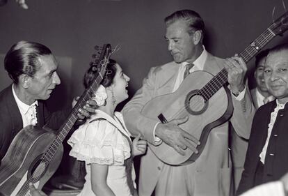 Una imagen muy española del actor estadounidense Gary Cooper en Madrid, con motivo de la inauguración del hotel Castellana Hilton (hoy Intercontinental), en julio de 1953.