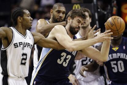 Marc Gasol protege el balón ante Leonard.