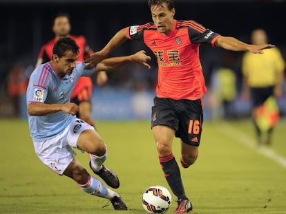 Jonny, a la derecha, trata de frenar a Canales.
