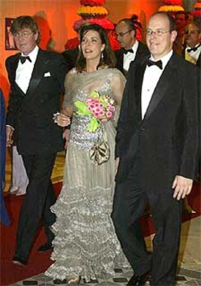 Carolina de Mónaco, junto a su marido y su hermano, en el Baile de la Rosa.