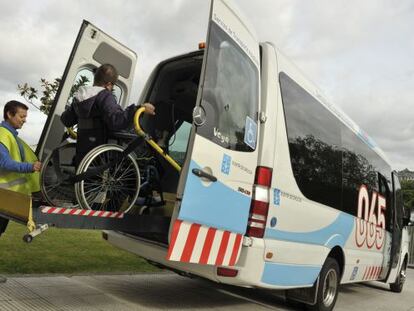 Un usuario del servicio de transporte 065 es subido a un veh&iacute;culo especial en Ourense.