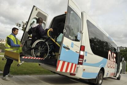 Un usuario del servicio de transporte 065 es subido a un vehículo especial en Ourense.