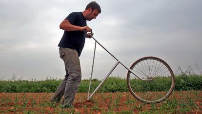 Un joven agricultor trabajando en su finca ecol&oacute;gica. 