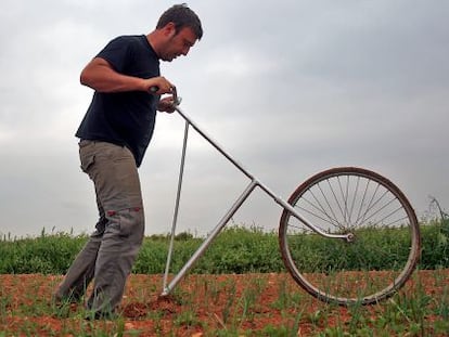 Un joven agricultor trabajando en su finca ecol&oacute;gica. 