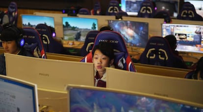 Un niño juega a un videojuego en Shandong, al este de China.