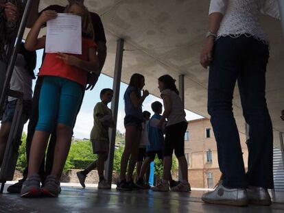 Salida de los alumnos del colegio Cor de Maria de Olot (Girona) donde tabien estudia el niño afectado de difteria.