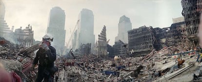 Los equipos de rescate trabajan entre los escombros de las Torres Gemelas de Nueva York tras el atentado del 11-S.