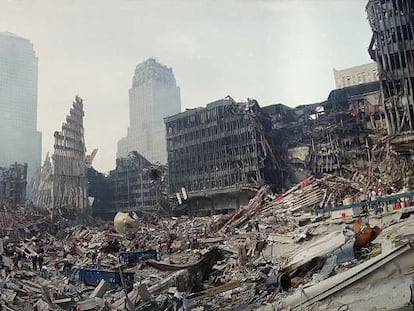 Los equipos de rescate trabajan entre los escombros de las Torres Gemelas de Nueva York tras el atentado del 11-S. 