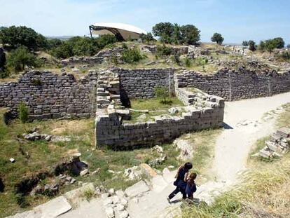 Dos visitantes transitan entre las ruinas de la muralla de Troya.