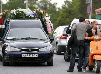 Funeral el lunes del joven apuñalado en la madrugada del domingo a las puertas de una discoteca de Benalmádena, Málaga.