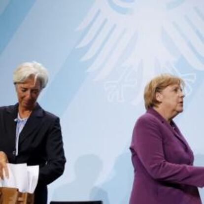 La canciller alemana, Angela Merkel (derecha) y la directora gerente del FMI, Christine Lagarde