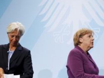 La canciller alemana, Angela Merkel (derecha) y la directora gerente del FMI, Christine Lagarde
