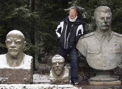 El millonario lituano Viliumas Malinauskas, junto a algunas de las estatuas que tiene en su parque temático.