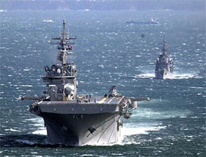 La nave de asalto anfibio <i>Essex</i> abandona la base estadounidense de Haruyuki, en el sur de Japón.