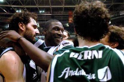 Garbajosa (izqda.), Pietrus (centro) y Berni (dcha.), del Unicaja, celebran su victoria sobre el Pamesa al final de la primera semifinal de Copa del Rey.