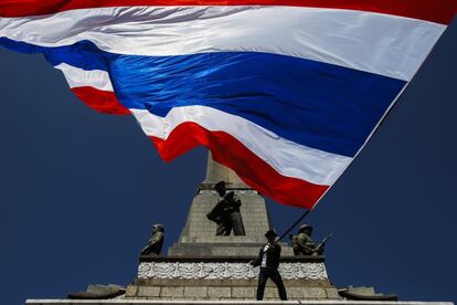 Miles de seguidores del movimiento antigubernamental tailandés se movilizan para bloquear Bangkok, en una nueva oleada de protestas que persigue forzar la dimisión del Gobierno interino y la suspensión de las elecciones del 2 de febrero. En la imagen, un opositor con una bandera de Tailandia durante las protestas.