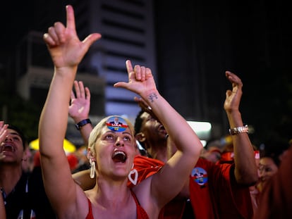 Seguidores de Lula da Silva celebran la victoria del candidato del Partido de los Trabajadores en la avenida Paulista, en la ciudad brasileña de São Paulo.