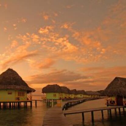 Cabañas sobre el mar en la isla de Bocas del Toro, al oriente de Panamá.