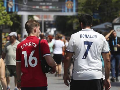 GRA068 SKOPJE (Macedonia), 08/08/2017.- Aficionados con las camisetas del Carrick (Manchester) y Ronaldo (Real Madrid) caminan por el centro de Skopje horas antes de la final de la Supercopa de la UEFA que el Real Madrid y el Manchester United disputan esta noche en el estadio Filip II deen Skopje.EFE/Javier Etxezarreta.