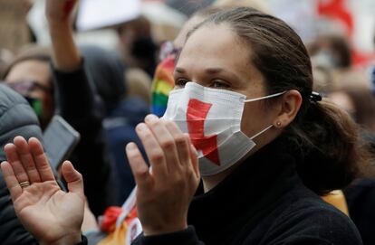 Una de las mujeres que ha participado este miércoles en una de las manifestaciones contra el Gobierno por el veto al aborto en Varsovia (Polonia).