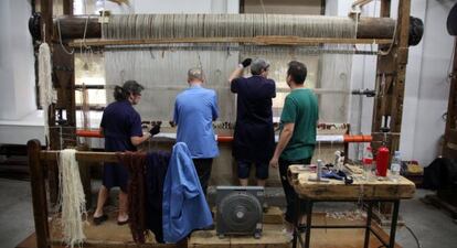 Cuatro trabajadores de la Real F&aacute;brica de Tapices