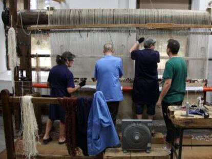 Cuatro trabajadores de la Real F&aacute;brica de Tapices