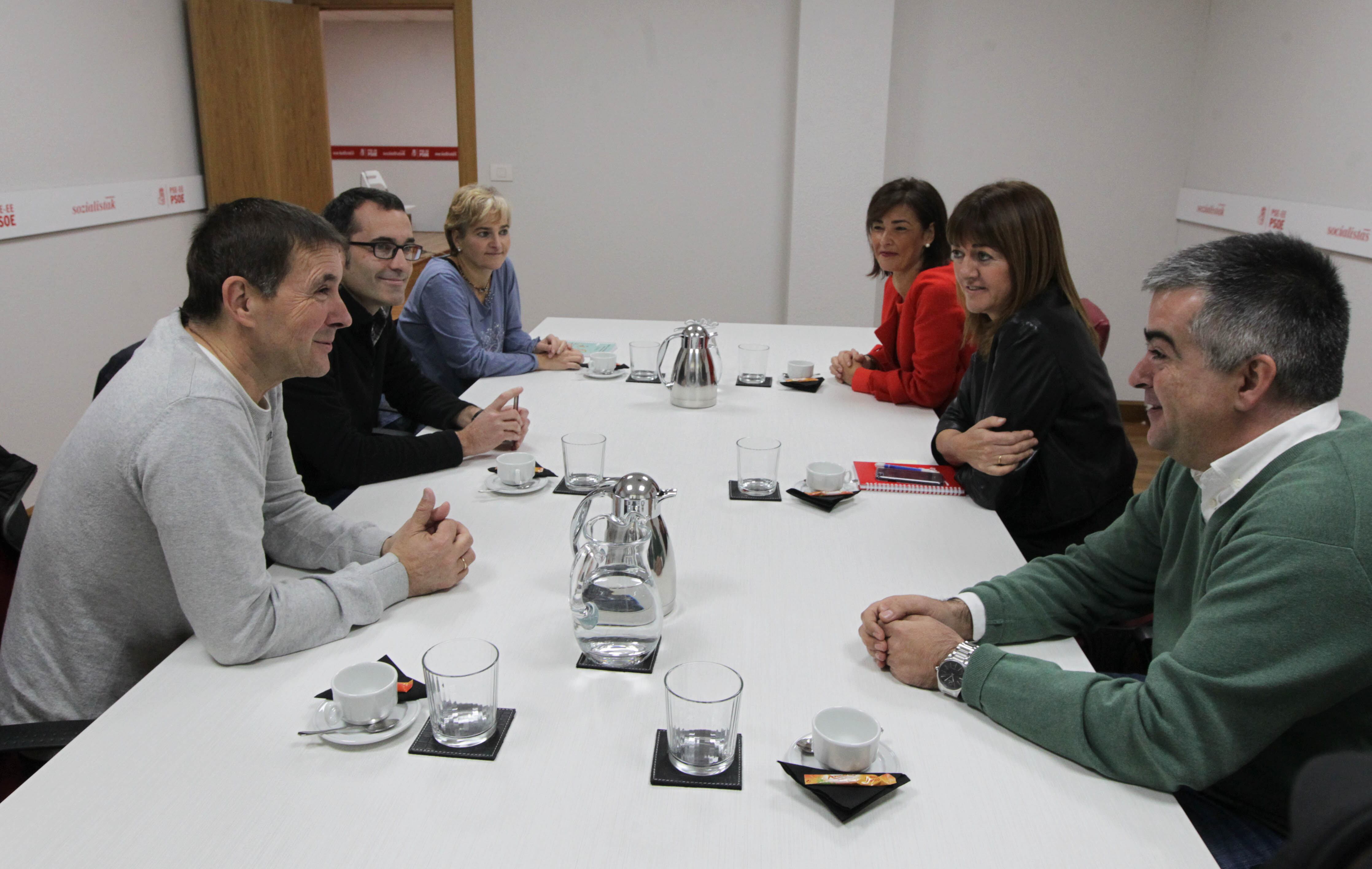 Reunión oficial de EH Bildu y PSE-EE en 2016 cuando empezaba el deshielo. A la izquierda la delegación de EH Bildu con Arnaldo Otegi, en la sede del PSE de Bilbao, y a la derecha Idoia Mendia.