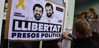 Varios activistas reclaman la puesta en libertad de los 'Jordis'.