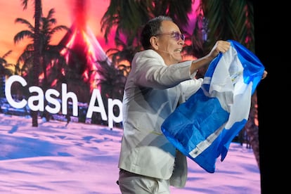 Max Keizer waves a Salvadoran flag at a cryptocurrency conference in Miami on April 7, 2022.