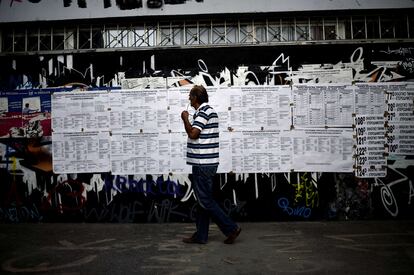 Grecia celebra sus segundas elecciones anticipadas del año en un ambiente tranquilo y marcado por la apatía y la desesperanza que han caracterizado el ánimo de los griegos durante la campaña electoral. En la imagen, un hombre mira una lista electoral en Atenas.