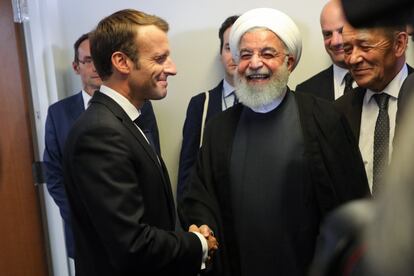 El presidente francés, Emmanuel Macron (i) en su encuentro con el presidente de Irán Hassan Rouhaní (d) en los pasillos de la Asamblea General de las Naciones Unidas.
