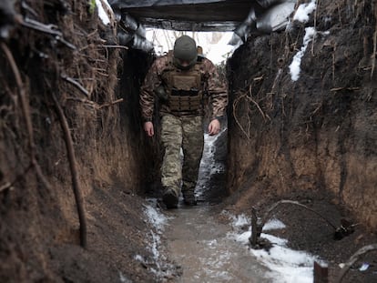 Un militar ucranio patrulla la línea del frente en las trincheras cerca de la ciudad Donetsk, en Ucrania.